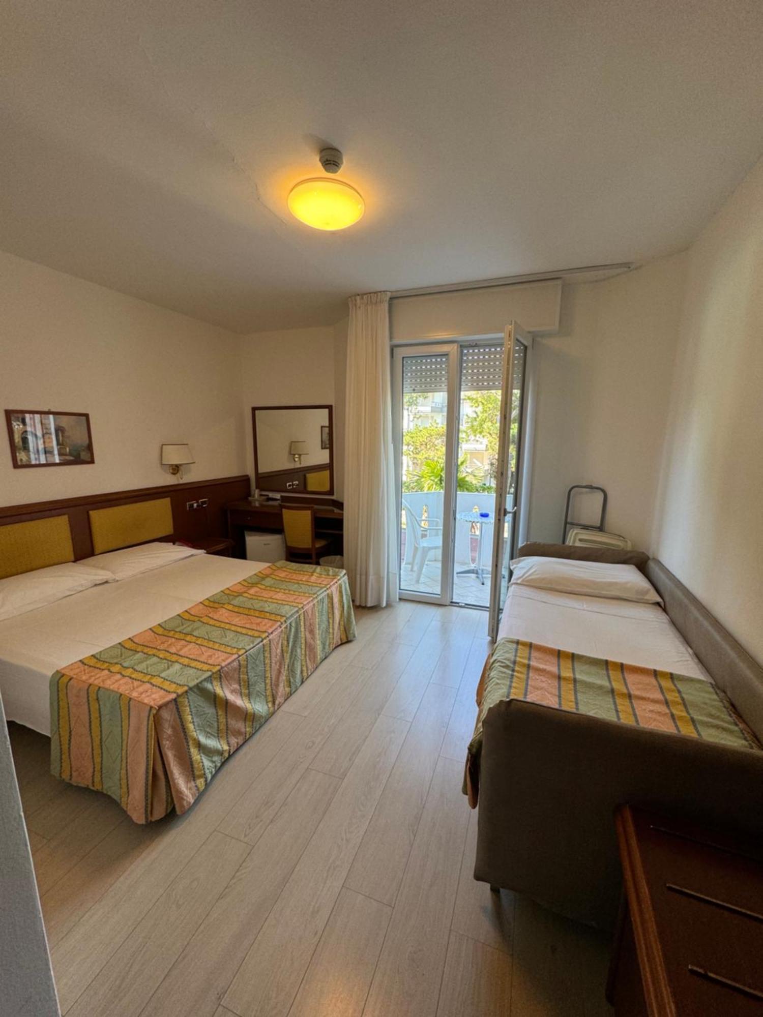 Hotel San Francisco Lignano Sabbiadoro Exteriör bild