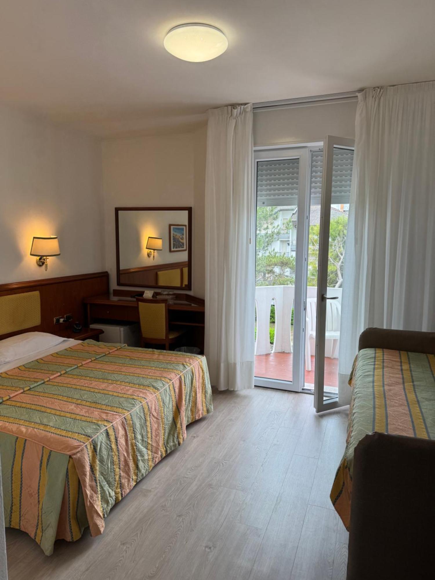 Hotel San Francisco Lignano Sabbiadoro Exteriör bild